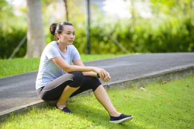 genç kadın egzersiz sonra dinlenme