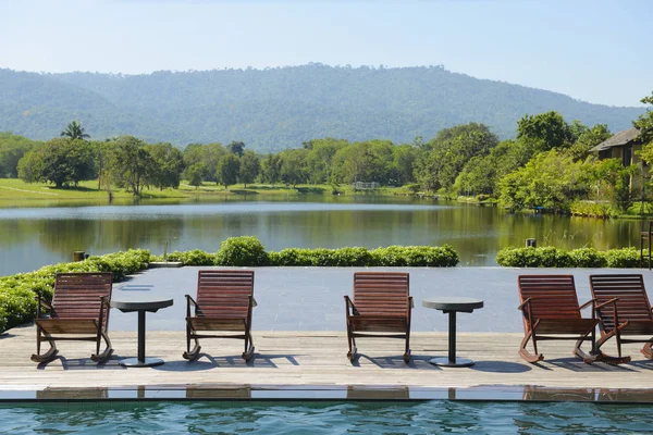 游泳池和椅子的风景与山景和自然 — 图库照片
