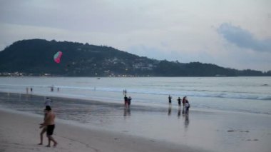 Phuket, Tayland - 31 Mayıs 2018: Tanımlanamayan turist bekle günbatımı Patong plaj için