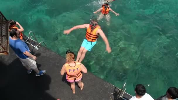 Phuket Tailândia Maio 2018 Salto Turístico Barco Para Nadar Perto — Vídeo de Stock