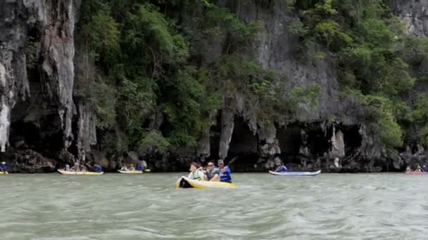 Phang Nga Tailandia Junio 2018 Turista Identificado Haciendo Kayak Entre — Vídeo de stock