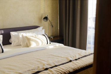 Rahat yastık ve battaniye sabahları güneş ışığı ile