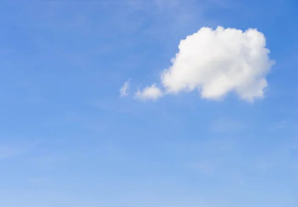 Λευκό Σύννεφο Στον Ουρανό Σχήμα Του Ένα Μπαλόνι Σκέψης Κινουμένων — Φωτογραφία Αρχείου