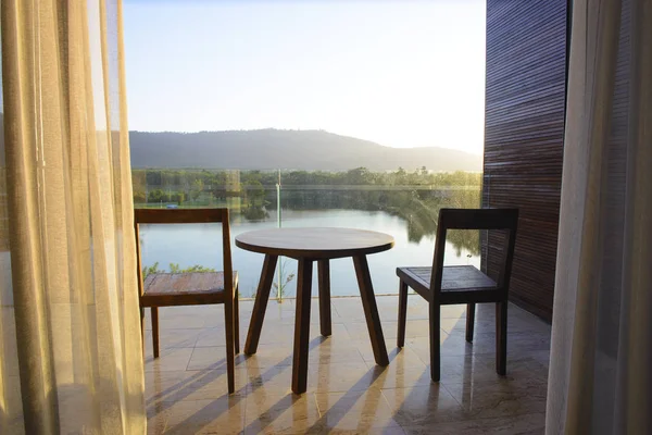 带木桌和椅子的房屋湖景阳台 — 图库照片