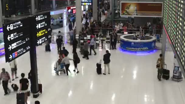 バンコク 2018 正体不明の乗客の時間経過がスワンナプーム国際空港に到着します — ストック動画