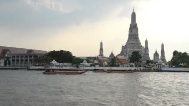 Tekneler ve arka plan tapınakta Wat Arun ile Chao Phraya Nehri'nin görünümü