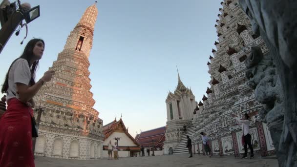 泰国曼谷 2018年11月12日 身份不明的游客在 Wat Arun 旅行的时间推移 — 图库视频影像