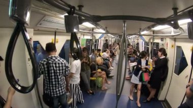 Bangkok, Tayland - 12 Kasım 2018: Bangkok skytrain İstasyonu ve açılan kapılar gelen