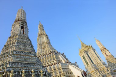 Antik pagoda Phra saldırın Wat Arun (Şafak Tapınağı) mavi gökyüzü arka plan görünümünü