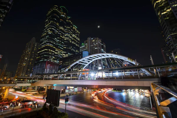 Bangkok Business Center Notte Con Auto Sentieri Leggeri Skywalk Costruzione — Foto Stock