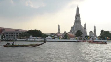 Görünüm tekneler ve Chao Phraya Nehri ile Wat Arun Tapınağı