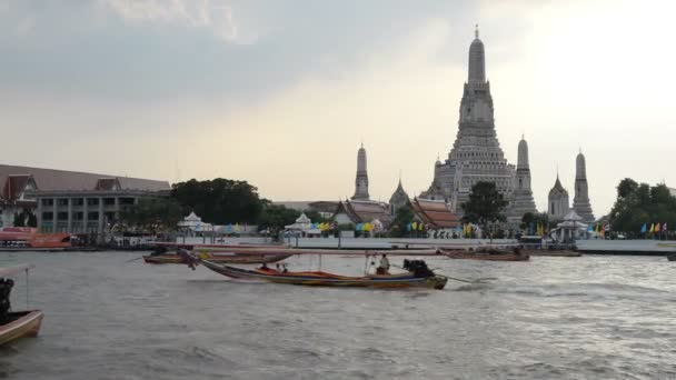 Blick Auf Den Wat Arun Tempel Mit Booten Und Chao — Stockvideo