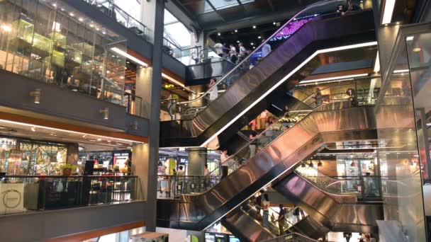 泰国曼谷 2018年11月16日 在暹罗中心购物中心使用自动扶梯的人和游客 — 图库视频影像