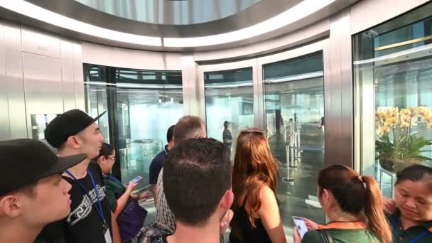 2018 Mahanakhon 방콕에서 건물에 옥상에 층에서 관광으로 엘리베이터 — 비디오