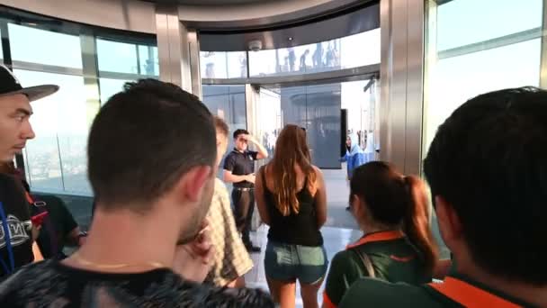 泰国曼谷 2018年11月21日 带游客的电梯在曼谷的 Mahanakhon 大楼打开 360 度全景 — 图库视频影像