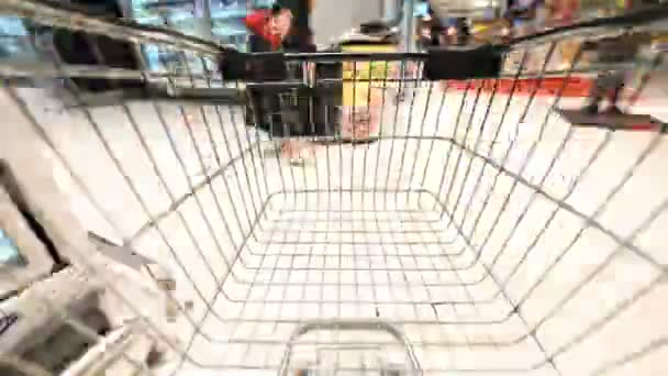 Hiper Lapso Tiempo Del Carrito Compras Través Los Pasillos Supermercado — Vídeos de Stock