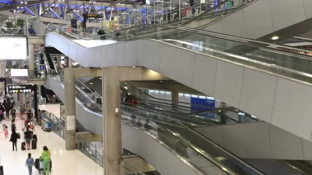 Caducidad Tiempo Las Personas Turistas Utilizan Escaleras Mecánicas Aeropuerto — Vídeo de stock