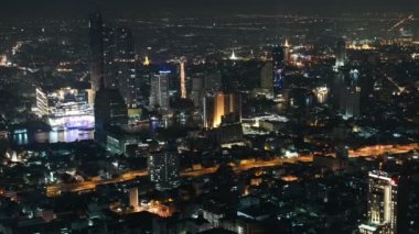 4 k zaman atlamalı Bangkok cityscape araba ve tekne trafiği gece görüş havadan görünümü