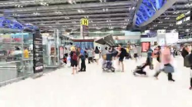 Bangkok, Tayland - 23 Kasım 2018: Hiper zaman atlamalı yolcu ile yürüyüş için check-in kontuarında Bangkok Suvarnabhumi Airport terminal