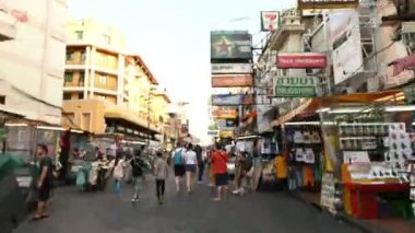 Bangkok, Tayland - 25 Kasım 2018: Khaosan road Hiper sukut 400 metre uzunluğunda ve Bangkok en ünlü caddesi
