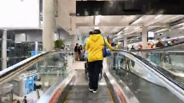 バンコク スワンナプーム国際空港のターミナルのチェックイン カウンターに歩く乗客のバンコク タイ王国 2018 超時間の経過 — ストック動画