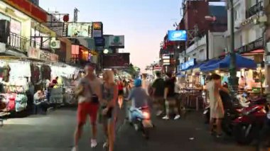 Bangkok, Tayland - 25 Kasım 2018: Gecenin hiper lapse zaman bir dünya ünlü backpacker bölgede Khaosan Road