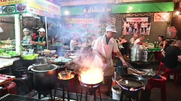 Bangkok Thailand November 2018 Slow Motion Een Chef Kok Kookt — Stockvideo