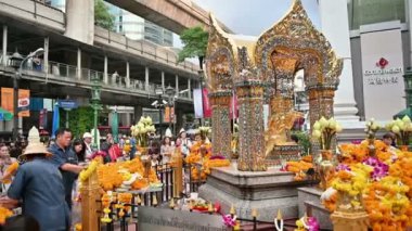 Bangkok, Tayland - 23 Kasım 2018: Turist Erawan tapınak ibadet Hindu tanrısı için ünlü bir yer, bir sürü