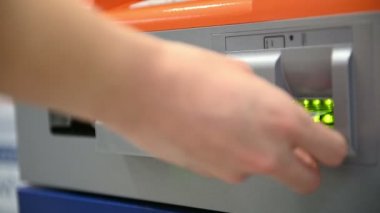 ekleme ve Atm için plastik kart kaldırıldı 4 k genç adam