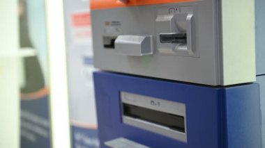 4k para çekilmesi için bir atm içinde kredi kartını kullanarak adam