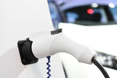 Şarj edilen bir elektrikli arabaya takılan güç kaynağını kapatın.