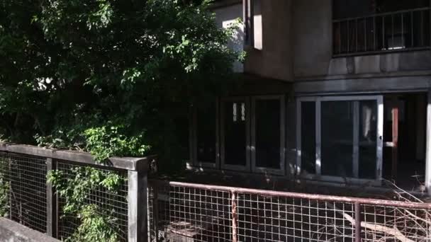 Exterior Casa Abandonada Suja — Vídeo de Stock