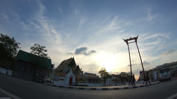 Time Lapse Verkeer Van Grote Reuze Schommel Voor Tempel Bangkok — Stockvideo