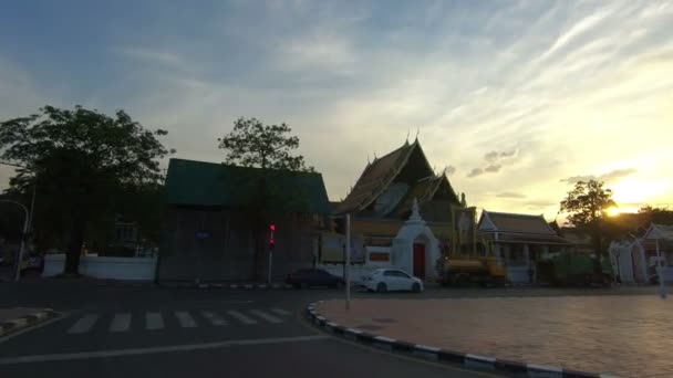Duże Olbrzymia Huśtawka Naprzeciwko Świątyni Bangkoku Zachodzie Słońca — Wideo stockowe