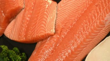 süpermarket tezgahın üzerine 4 k taze somon fileto