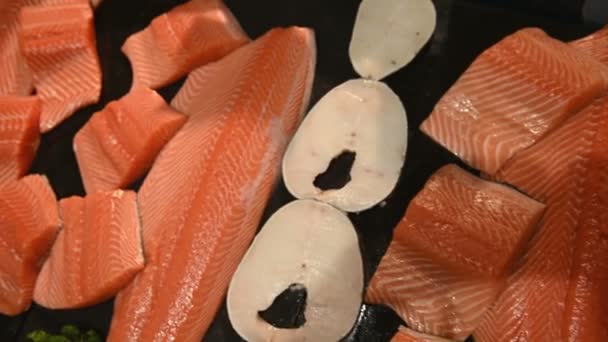 Frisches Lachsfilet Auf Der Theke Des Fischmarktes — Stockvideo
