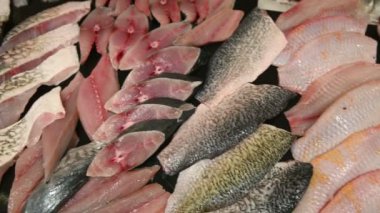 4 k farklı taze çiğ balık balık pazarı tezgahın üzerine dilimlenmiş.