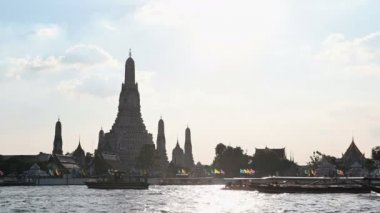 uzun kuyruk tekne ve arka plan tapınakta Wat Arun ile 4 k görünüm Chao Phraya Nehri