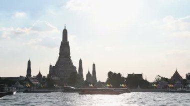 uzun kuyruk tekne ve arka plan tapınakta Wat Arun ile 4 k görünüm Chao Phraya Nehri