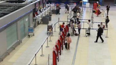 Bangkok, Tayland - 26 Kasım 2018: Zaman atlamalı yolcu terminal 2 Don Muang airport adlı Air Asia self check-in kullanılan