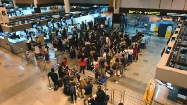 Bangkok, Tayland - 26 Kasım 2018: Zaman atlamalı terminal 1 Don Muang airport adlı kontrol etmek için sırada bekleyen-yolcu