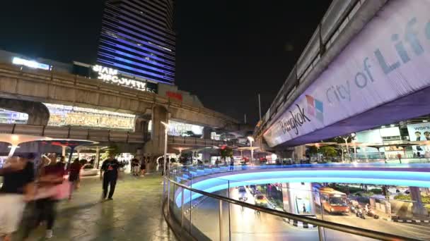 泰国曼谷 2018年12月5日 在暹罗广场空中散步的 Bts 天空列车和汽车的夜景交通 — 图库视频影像