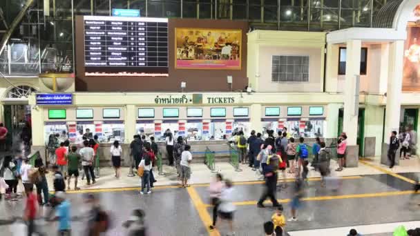 バンコク タイ王国 2018 駅アット ランポーン切符を買う観光客キューの時間の経過 — ストック動画