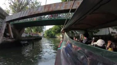 Bangkok, Tayland - 5 Aralık 2018: Khlong Saen Saep tekne Bangkok Saen Saep kanalda faaliyet bir deniz otobüsü hizmetidir