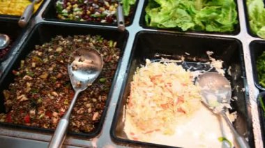 Süpermarkette 4 k salata barı