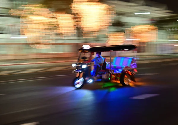 Gerak Kabur Tradisional Tuk Tuk Malam Hari Dari Bangkok — Stok Foto