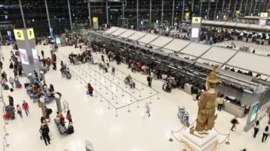 4 k zaman atlamalı Suvarnabhumi Airport adlı kontrol etmek için sırada bekleyen-yolcu