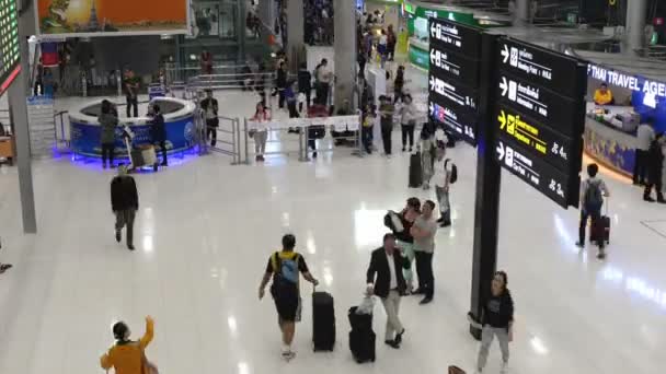 Bangkok Thailand November 2018 Långtidssekvenser Oidentifierade Passagerare Anländer Terminal Suvarnabhumi — Stockvideo
