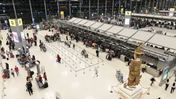 Caducidad Del Pasajero Esperando Cola Para Comprobar Aeropuerto Suvarnabhumi — Vídeo de stock