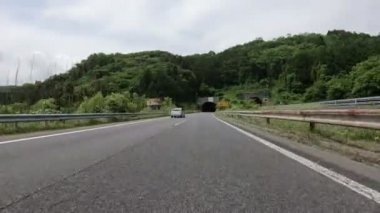 4k tünelden Japonya'da araba araba üzerinde çalışan bir araçtan Pov